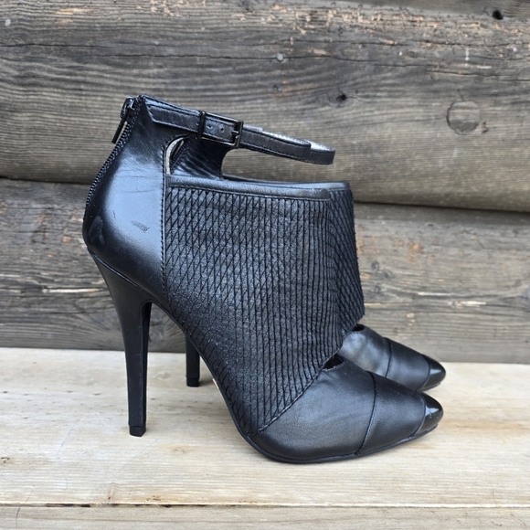 ABS Allen Schwartz NEW!! Black Leather, Ankle Strap, Heeled Bootie WMS 8M - Picture 3 of 16